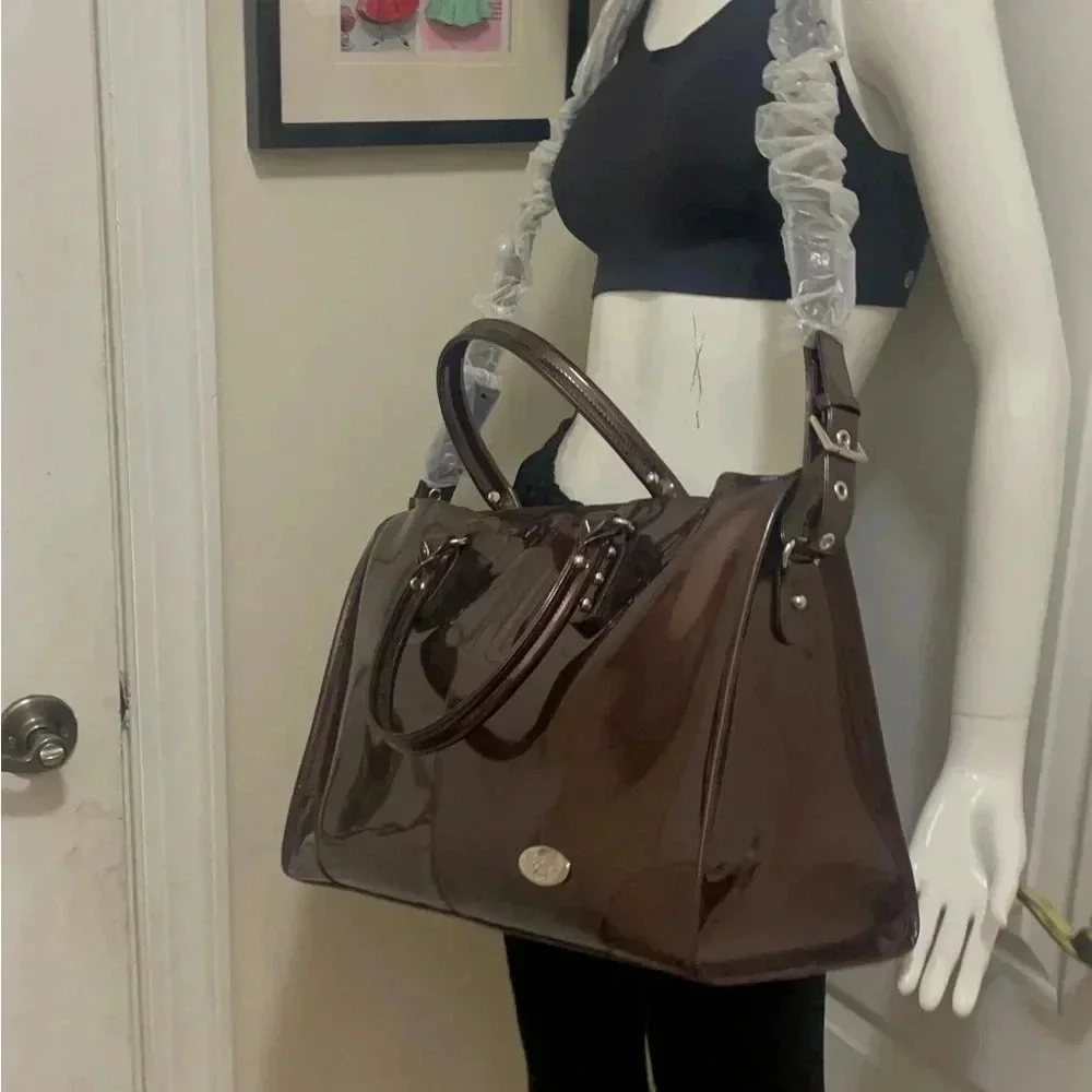 Beijo patent Burgundy large bag. Zipper closure